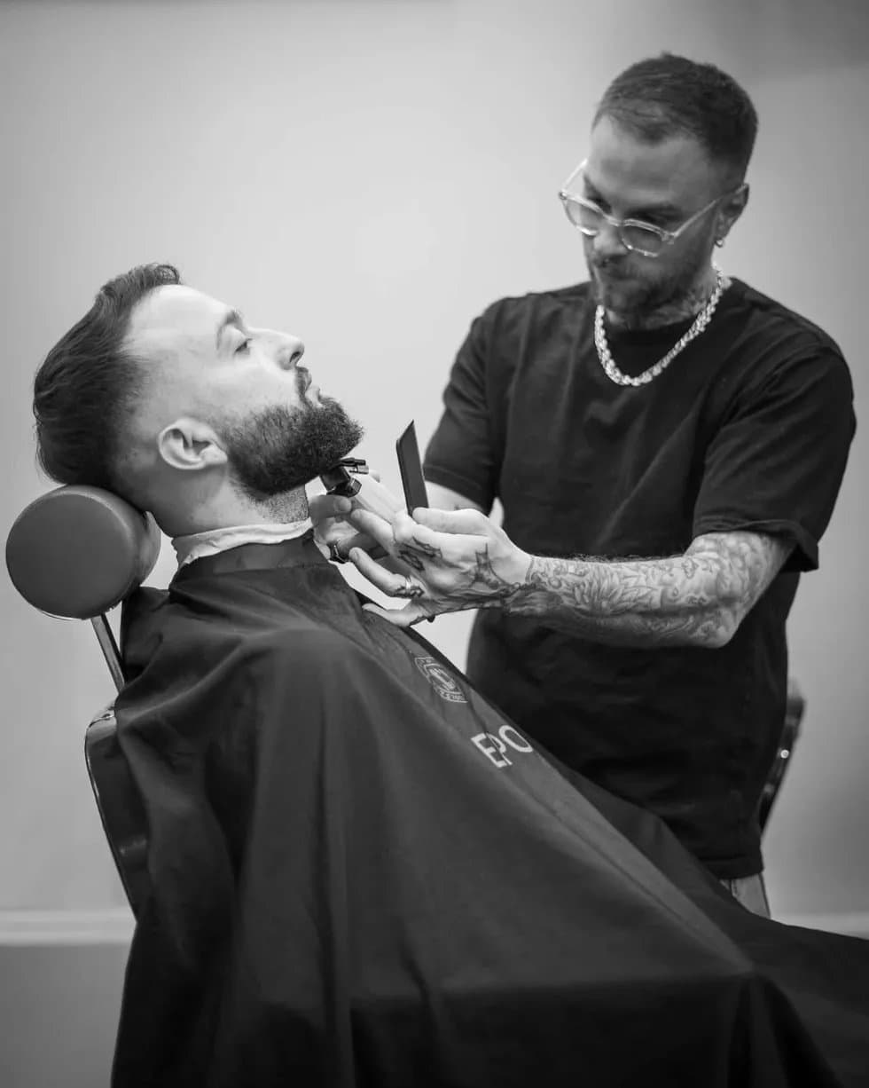 Le barbier au travail